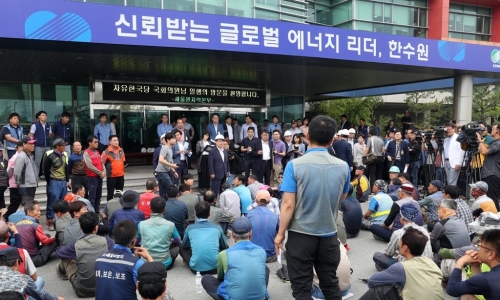 ▲ 임금 보전 대책 요구하는 신고리 건설 근로자들