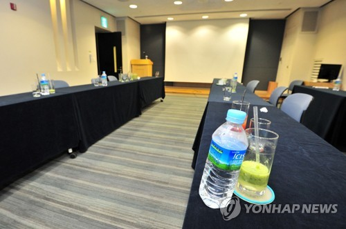 ▲ 한국수력원자력 이사들이 14일 오전 경북 경주 한 호텔에서 신고리 원전 5·6호기의 공사 일시중단을 결정한 뒤 흩어졌다. 이사회를 마친 경주의 한 호텔 회의실이 텅 비어 있다. 연합뉴스 제공