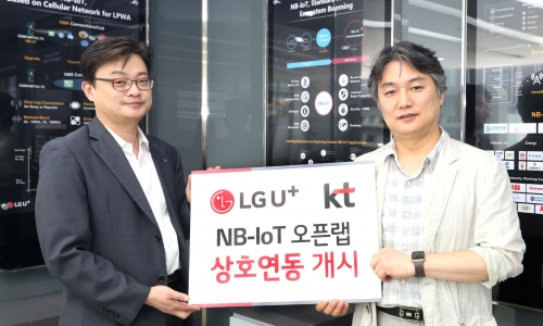 ▲ LG유플러스 상암사옥에서 열린 개소식에서 김영만 LG유플러스 NB-IoT담당(왼쪽)과 이광욱 KT IoT사업전략담당이 참석해 협력을 다짐하고 있는 모습. 케이티 제공