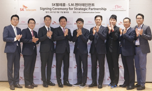 ▲ 17일 오후 서울 삼성동 SM엔터테인먼트 본사에서 박정호 SK텔레콤 사장(왼쪽에서 네번째)과 이수만 SM엔터테인먼트 회장(왼쪽에서 다섯번째)이 전략적 파트너십 체결 후 기념사진을 찍고 있다. SK텔레콤 제공