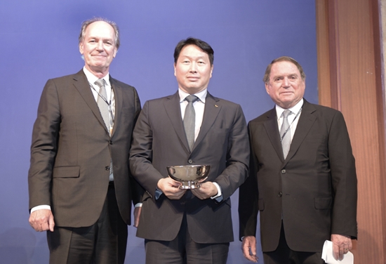 ▲ 최태원 SK 회장(가운데)이 18일 서울 소공동 롯데호텔에서 열린 코리아소사이어티(The Korea Society) 60주년 기념 행사에서 '밴 플리트 상(Van Fleet award)'을 수상한뒤 토마스 허버드(Thomas C. Hubbard) 코리아소사이어티 이사장(오른쪽)과 토마스 번(Thomas j. Byrne) 코리아소사이어티 회장과 함께 포즈를 취하고 있다.
