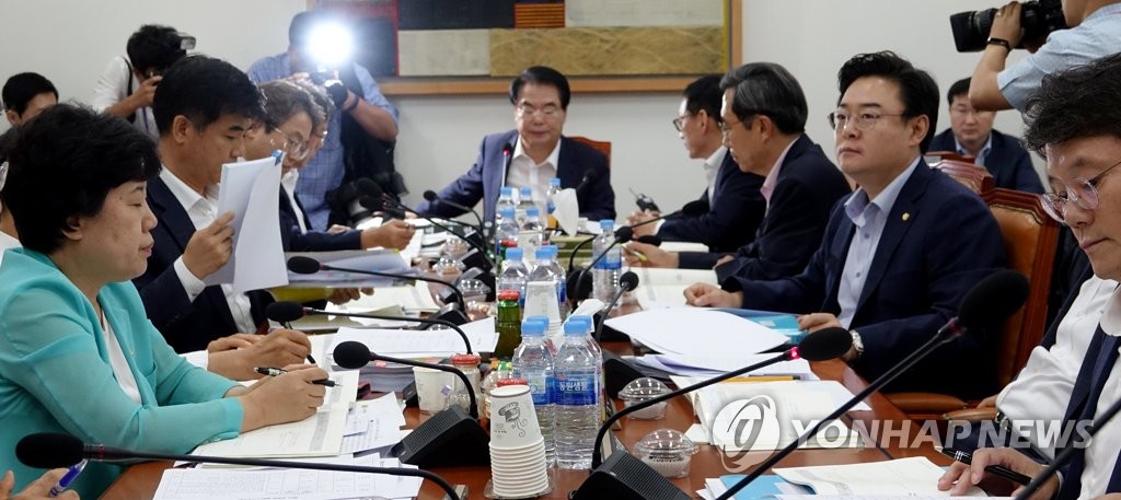 ▲ 백재현 예결위원장이 21일 오후 국회 예산결산특별위원회 소회의실에서 추가경정예산안의 감액과 증액을 처리하기 위한 소위원회의를 주재하고 있다.