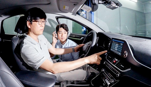 ▲ 현대∙기아자동차가 카카오의 인공지능(AI) 플랫폼 '카카오 I(아이)'의 음성인식을 활용한 '서버형 음성인식' 기술 개발을 완료하고, 9월 출시 예정인 제네시스 G70에 처음 적용한다. 사진은 현대기아차 연구원들이 '서버형 음성인식' 기술에 대한 각종 테스트를 진행하고 있는 모습