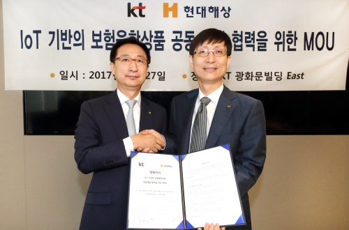 ▲ 조용일 현대해상 기업보험부문장(왼쪽)과 김형욱 KT 플랫폼사업기획실장이 MOU 체결식에서 기념사진을 찍고 있는 모습. 케이티 제공