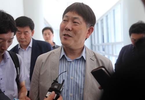 ▲ 수백억원대 탈세 혐의로 구속영장이 청구된 김정규 타이어뱅크 회장이 27일 구속 전 피의자 심문(영장 실질심사)을 받기 위해 대전지법에 들어서고 있다.