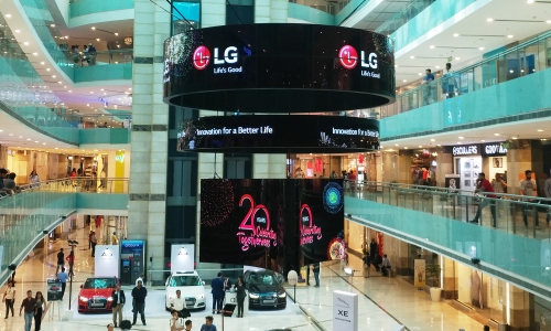 ▲ 인도 구르가온에 위치한 쇼핑몰 '엠비언스 몰'에 설치된 LG전자OLED 사이니지. LG전자 제공