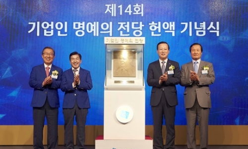 ▲ 김도진 IBK기업은행장(오른쪽 두 번째)