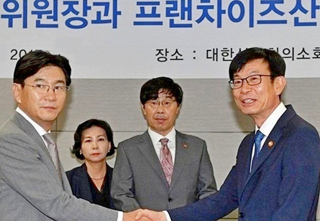 ▲ 김상조 위원장과 한국프랜차이즈산업협회 박기영 회장(왼쪽).