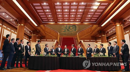 ▲ 문재인 대통령이 28일 오후 청와대 본관에서 열린 2차 주요기업인과의 간담회 겸 만찬에 앞서 칵테일 타임을 열고 참석한 기업인들과 대화하고 있다. 왼쪽부터 윤영찬 국민소통수석, 반장식 일자리수석, 최종구 금융위원장, 백운규 산업통상자원부 장관, 김상조 공정거래위원장, 조원태 대한항공 사장, 최길선 현대중공업 회장, 권오현 삼성전자 부회장, 최태원 SK 회장, 박용만 대한상의 회장, 문 대통령, 허창수 GS 회장, 신동빈 롯데 회장, 황창규 KT 회장, 김동연 경제부총리겸 기획재정부 장관, 임종석 비서실장, 홍장표 경제수석비서관, 김현철 경제 보좌관, 박수현 대변인.