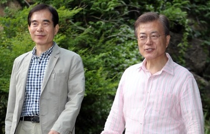 ▲ 문재인 대통령이 지난 5월21일 경남 양산시 매곡동 사저에서 주영훈 경호실장과 함께 밖으로 나서는 모습. ⓒ연합뉴스