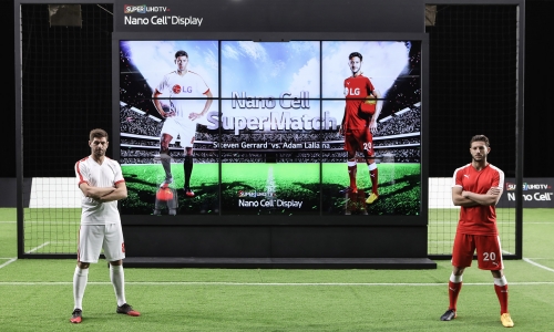 ▲ 영국 축구스타 스티븐 제라드(Steven Gerrard)(왼쪽)와 아담 랄라나(Adam Lallana)가 LG전자 프리미엄 LCD TV 'LG 나노셀 TV' 광고 영상에 출연해 TV 성능을 홍보했다.