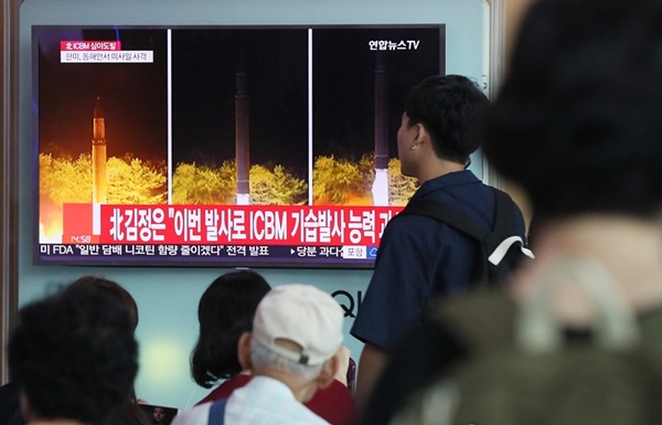 ▲ 화성-14형 미사일 2차 시험발사 뉴스를 시청하는 시민들. 연합뉴스 제공