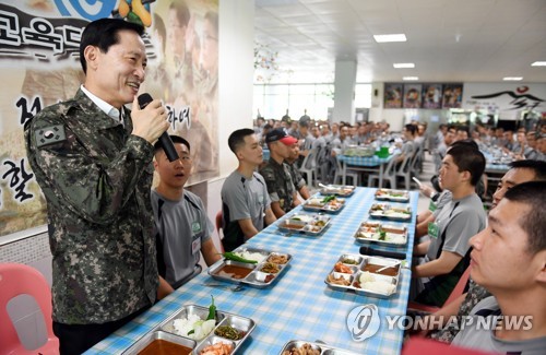 ▲ 지난 5일 신병교육대대 방문한 송영무 국방부 장관