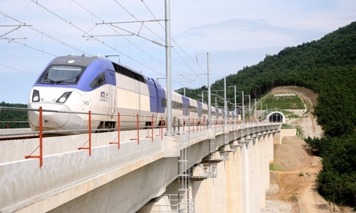 ▲ 강릉 남대천교 달리는 KTX 열차. 연합뉴스 제공