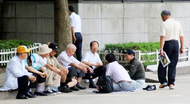 ▲ 서울 종로3가 종묘공원에서 시간을 보내고 있는 어르신들.