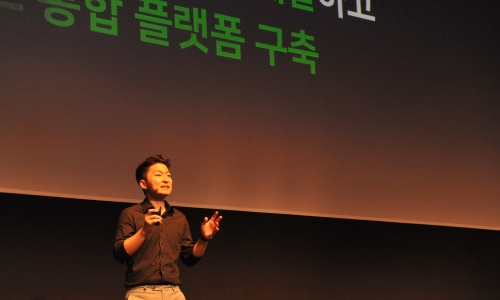 ▲ 김승언 네이버 디자인설계 리더가 23일 개최된 행사 '디자인 콜로키움 2017'에서 발표를 진행하고 있다. NAVER 제공