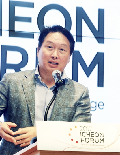 ▲ 24일 경기 이천시 SKMS연구소에서 폐막된 제1회 이천포럼에서 최태원 SK그룹 회장이 이천포럼의 성과의 의미, 향후 운영방향 등에 관한 마무리 발언을 하고 있다.