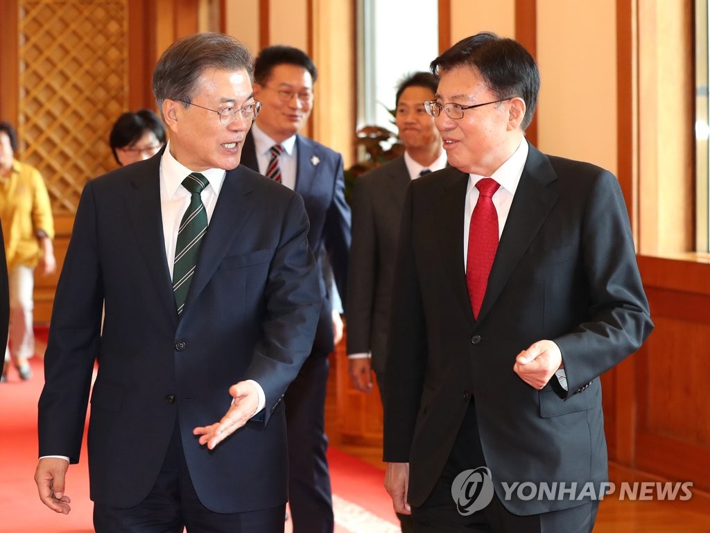 ▲ 문재인 대통령이 29일 오전 청와대 본관에서 임명장 수여식을 마친 뒤 김덕룡 민주평화통일자문회의 수석부의장(오른쪽)과 이야기하며 간담회장으로 이동하고 있다.