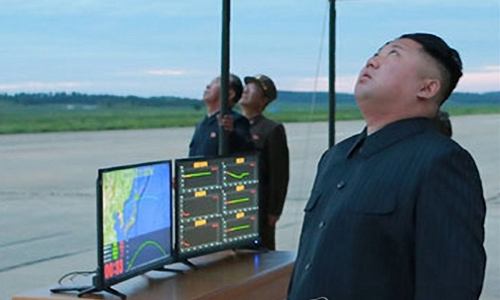 ▲ 북한 김정은 노동당 위원장이 중장거리전략탄도미사일 화성-12형 발사 훈련을 참관했다고 조선중앙방송이 30일 보도했다.(사진=연합뉴스)