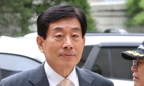 ▲ 원세훈 전 국정원장이 30일 오후 서울 서초구 서울중앙지법 서울 서초구 서울고법에서 열린 파기환송심 선고공판에 출석하고 있다.