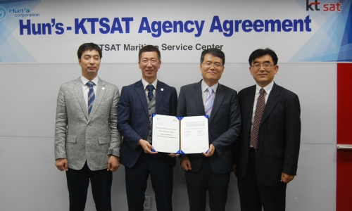 ▲ KT SAT, 일본 훈즈사 관계자들이 파트너십을 맺은 후 기념촬영을 하고 있다. 왼쪽부터 소현찬 훈즈사 직원, 오명훈 훈즈사 사장, 양상진 KT SAT 영업본부장, 박철규 KT SAT 해양서비스 팀장.