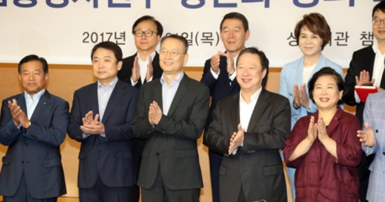 ▲ 31일 오전 서울 중구 대한상공회의소에서 열린 상의 회장단과의 간담회에서 백운규 산업통상자원부 장관과 박용만 대한상의 회장 등 참석자들이 기념촬영을 하며 박수를 치고 있다.