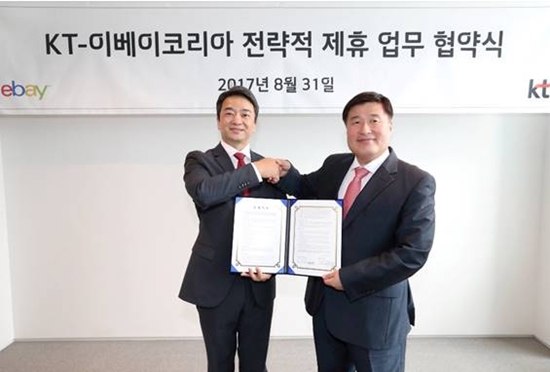 ▲ 이베이코리아와 KT가 31일 서울 광화문에 위치한 KT사옥에서 업무 협약을 체결했다. 양 사는 보유하고 있는 업무 노하우와 기술 역량을 이용해 추진할 신사업, 공동마케팅 등에 대해 논의했다. 기념사진을 찍고 있는 변광윤 이베이코리아 대표이사(왼쪽)와 KT Mass총괄 임헌문 사장.