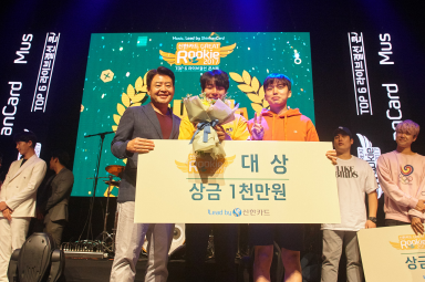 ▲ 신한카드 손병관 본부장(왼쪽)과 '위아영'의 멤버 구기훈(가운데), 김경민(오른쪽)이 대상 수상 기념 촬영을 하고 있다.