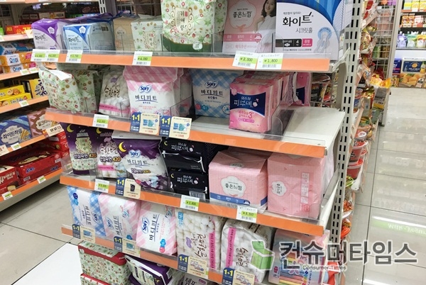 ▲ 면 여성환경연대와 강원대학교 연구팀이 진행한 생리대 휘발성유기화합물(VOC) 실험 결과 유한킴벌리 제품에서는 1군 발암물질인 벤젠과 트리클로로에틸렌이 검출됐다