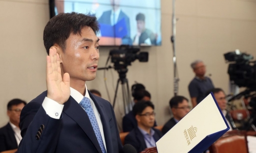 ▲ 선서하는 박성진 후보자