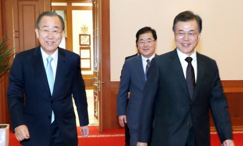 ▲ 11일 오전 청와대 본관 백악실로 향하고 있는 문재인 대통령과 반기문 전 유엔사무총장