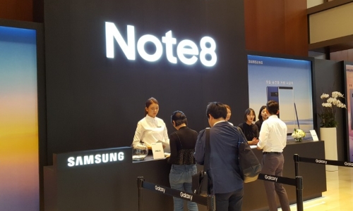 ▲ 행사장 안내데스크와 뒷편으로 보이는 'NOTE 8' 조명 간판. 이 단어는 행사장 곳곳에 설치돼 시선을 끌었다.