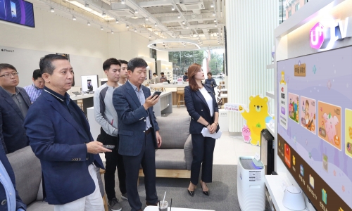▲ 권영수 LG유플러스 부회장(왼쪽 둘쨰)이 경기 성남시에 새로 문을 연 LG유플러스 플래그십 매장을 둘러보고 있다.