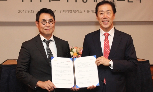 ▲ 여민수 카카오 부사장(왼쪽)과 양승하 어바이어 코리아 대표가 13일 서울 강남구에서 업무 협약을 체결한 뒤 기념사진을 촬영하고 있다.