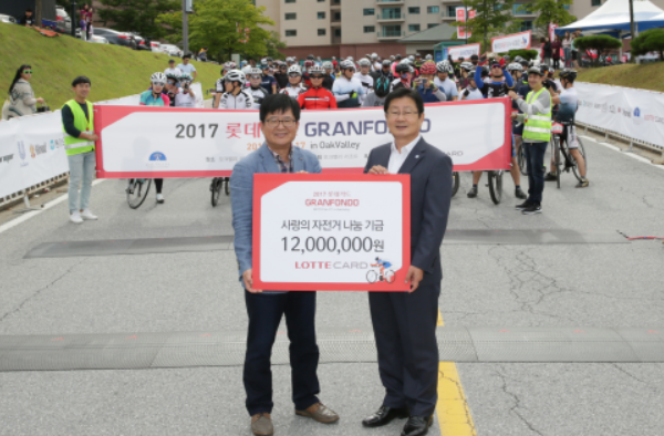▲ 롯데카드가 원주시에 1200만원 기금을 전달했다. (좌측부터 롯데카드 박두환 마케팅본부장, 원주시 서경원 부시장)