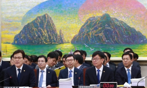▲ 18일 오전 국회 정무위원회 전체회의에 참석한 최종구 금융위원장(앞줄 왼쪽부터), 김상조 공정거래위원장, 최흥식 금융감독원장