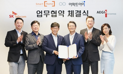 ▲ 김장기 SK텔레콤 IoT사업부문장(왼쪽에서 3번째)과 최병인 이지스엔터프라이즈 대표이사(왼쪽에서 4번째) 등 양사 관계자들이 18일 SK텔레콤 을지로 사옥에서 업무협약을 맺었다.