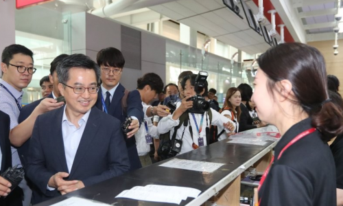 ▲ 김동연 부총리 겸 기획재정부 장관(왼쪽 둘째)이 19일 인천공항 출국장 면세점을 방문해 매장 현황을 듣고 있다. (사진=연합)