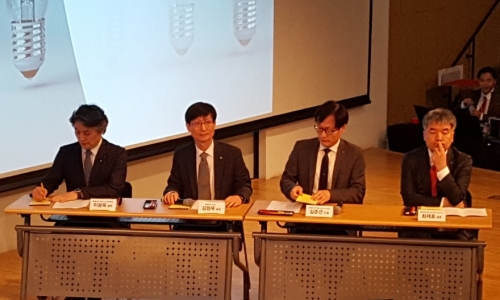 ▲ 이날 소개 행사에 KT 플랫폼사업기획실 임원들이 기자들의 질문을 듣고 있다. 왼쪽부터 이광욱 상무, 김형욱 실장, 김준근 단장, 최제호 상무.