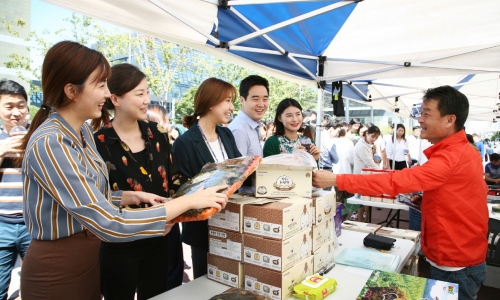 ▲ 삼성전자 임직원들이 20일 수원 삼성 디지털시티에서 열린 직거래 장터에 방문해 물건을 둘러보고 있다.