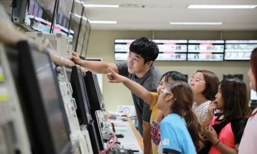 ▲ 금산 지역 아동들이 KT SAT 금산위성센터를 견학하고 있는 모습.