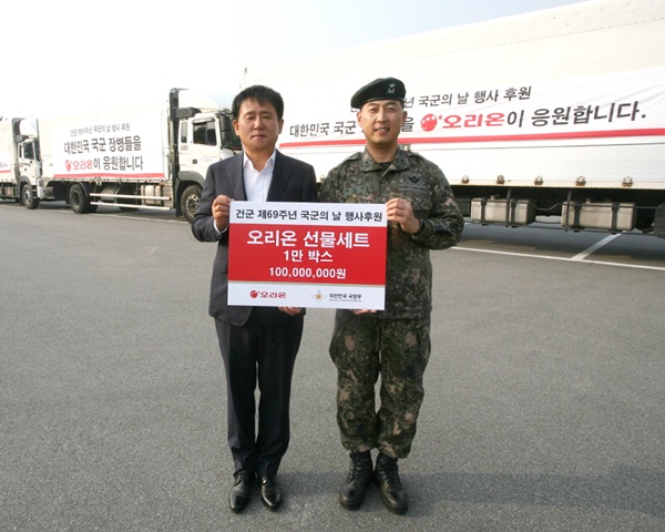 ▲ 이경재 오리온 대표이사(왼쪽)와 김인건 국군의 날 행사기획단장