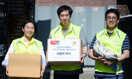 ▲ LG전자 사원대표협의체 소속 직원들이 지난 21일 소외이웃에 부식 박스를 배달하고 있는 모습.