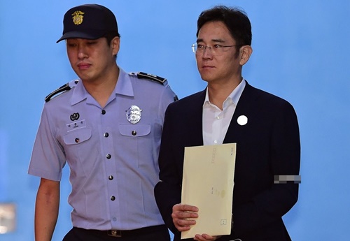 ▲ 이재용 삼성전자 부회장(오른쪽)