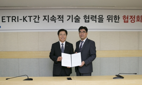 ▲ 이상훈 전자통신연구원 원장(왼쪽)과 이동면 KT 융합기술원장이 기술 협력 양해각서를 맺고 기념 사진을 촬영하고 있다.