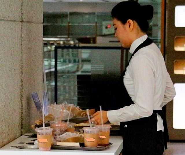 ▲ 성남시에 위치한 가천대학교. 가을 축제로 발생한 쓰레기가 운동장 한켠에 가득하다. 컨슈머타임스 (위부터)국내 유수의 대기업과 중견기업 휴게실. 점심시간 직원들이 마신 커피 용기가 일반 쓰레기통에 차고 넘친다.