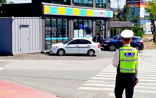 (위부터)전주시 효자동에 위치한 위드미와 서울 코엑스에서 최근 문을 연 이마트24. 컨슈머타임스