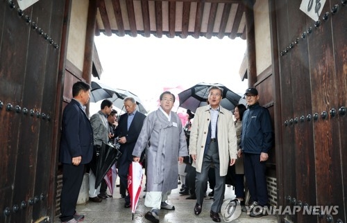 ▲ 문재인 대통령(오른쪽에서 둘째)이 안동 하회마을을 방문하는 모습. (사진=연합)