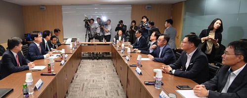 ▲ 강성천 산업통상자원부 차관보(왼쪽 두 번째)가 11일 오후 서울 중구 남대문로 대한상의에서 열린 미국발 세탁기 세이프가드 대책 마련을 위한 회의 입장한 뒤 가전업계 관계자들에게 인사말을 하고 있다.(사진=연합)
