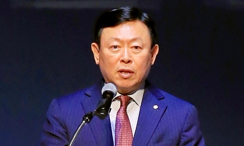 ▲ 신동주 롯데그룹 회장이 서울 잠실 시그니엘서울에서 진행된 롯데지주 주식회사 출범식에서 기념사를 하고있다.